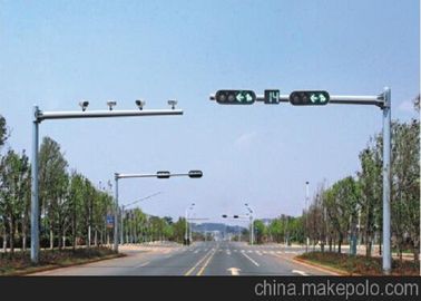 中国 Q345 4m/6mは利用できる道の街灯柱信号のカスタム化に電流を通しました サプライヤー