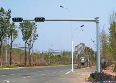 中国 アンカー・ボルトを持つ6.5Mの信号のポーランド人の耐久の単一の腕屋外の街灯柱 サプライヤー