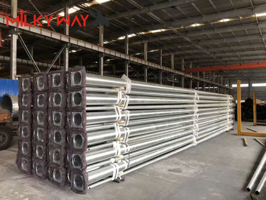 中国 亜鉛メッキ交通信号灯ポール 10M 高さ 7M 腕金 サプライヤー