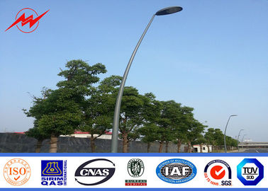 白い表面の Colar の屋外の街灯柱の 28m 電流を通された街灯ポーランド人