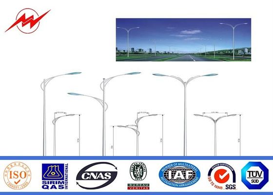 二重腕を搭載する屋外の電流を通された鋼鉄電信柱の街灯ポーランド人