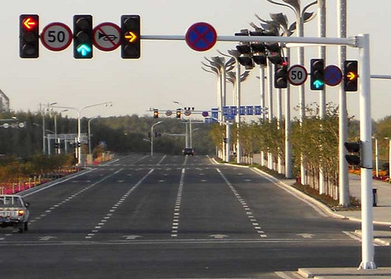 ISO 9001 のアンカー・ボルトを持つ耐久の単一の腕信号の道街灯柱