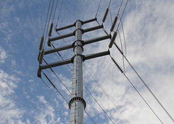 鋼鉄角度の十字の腕、ISO標準を搭載する18Mの送電線鋼鉄電信柱