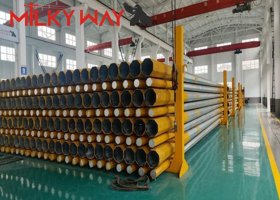 異なる用途のためのクロスアームアクセサリーを持つ 33kv スチールパワーポール